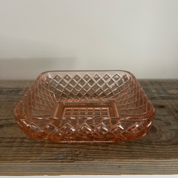 Vintage Anchor Hocking Waterford Pink/Peach Square Candy Dish Diamond Pattern - Picture 2 of 6